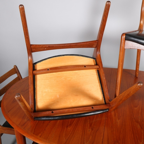 509 - A Mid 20th century G-Plan teak table with 2 leaf extensions and 6 teak dining chairs in the manner o... 