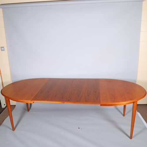 509 - A Mid 20th century G-Plan teak table with 2 leaf extensions and 6 teak dining chairs in the manner o... 