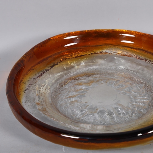 591 - PERTTI SANTALAHTI for Humppila, Finland, a clear and amber textured glass dish, unsigned, diameter 2... 