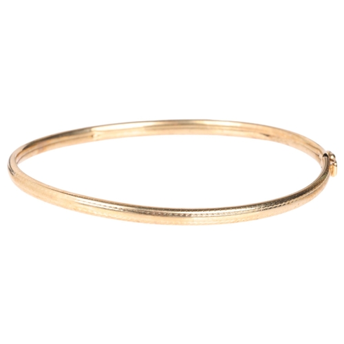 1302 - A 9ct gold hinged bangle, band width 3.5mm, internal circumference 17cm, 3.3g