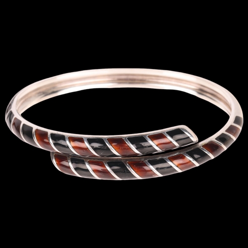 1399 - DAVID ANDERSEN - a Norwegian modernist sterling silver and enamel torque bangle, band width 7.4mm, i... 