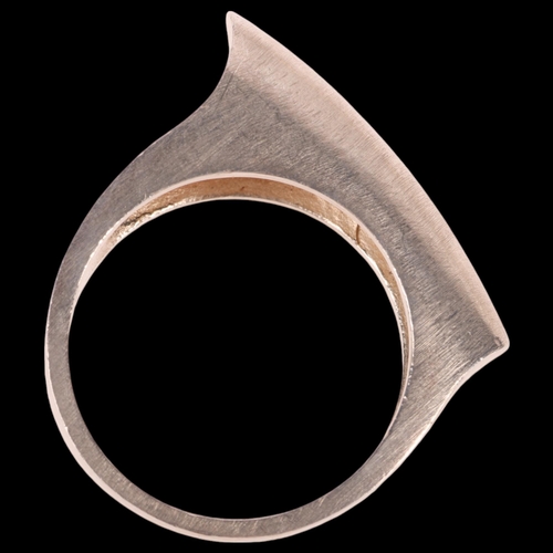 1419 - JENS JOHS AAGAARD - a Danish modernist sterling silver 'Alloy' abstract ring, setting height 8.2mm, ... 