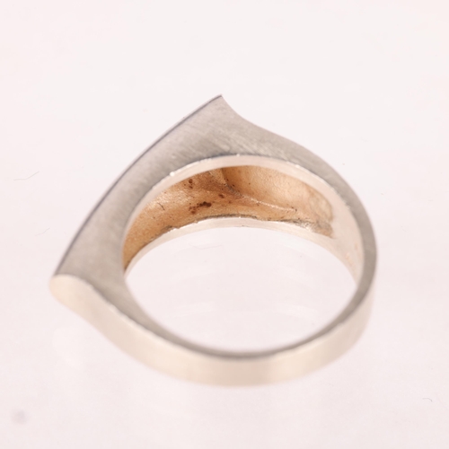 1419 - JENS JOHS AAGAARD - a Danish modernist sterling silver 'Alloy' abstract ring, setting height 8.2mm, ... 