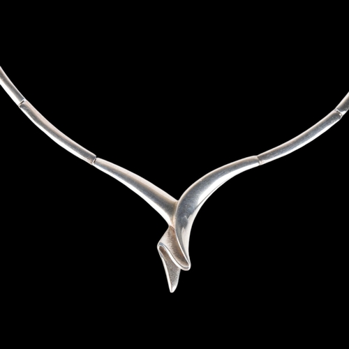 1424 - SCROUPLES - a Danish modernist sterling silver abstract fold collar necklace, approx 40cm, 30g