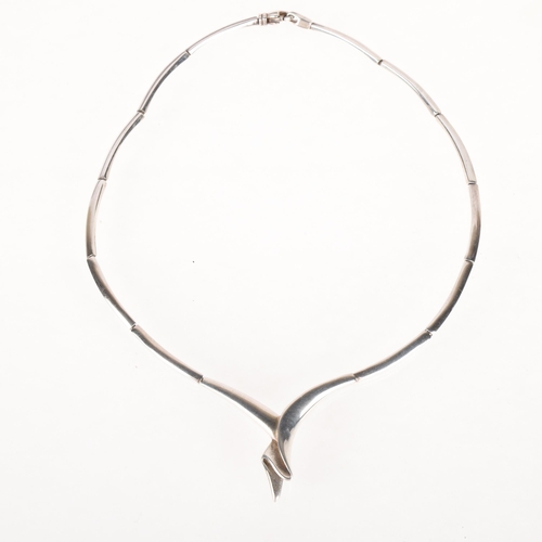 1424 - SCROUPLES - a Danish modernist sterling silver abstract fold collar necklace, approx 40cm, 30g