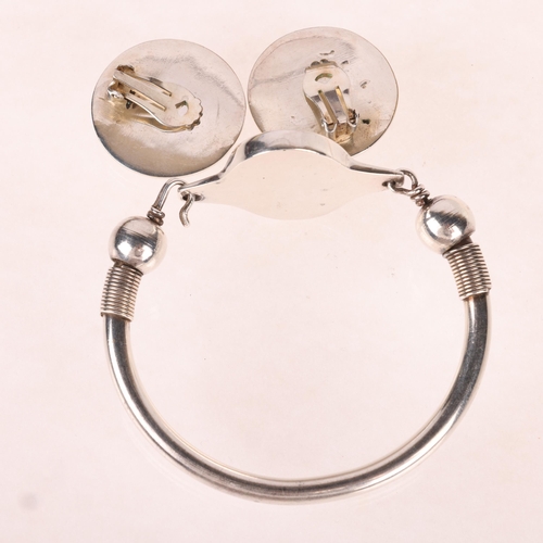 1457 - A Scandinavian sterling silver mineral sample and glass bangle and clip-on earring set, bangle setti... 