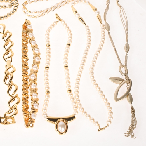 1476 - Various Vintage gilt-metal and pearl jewellery, including necklaces