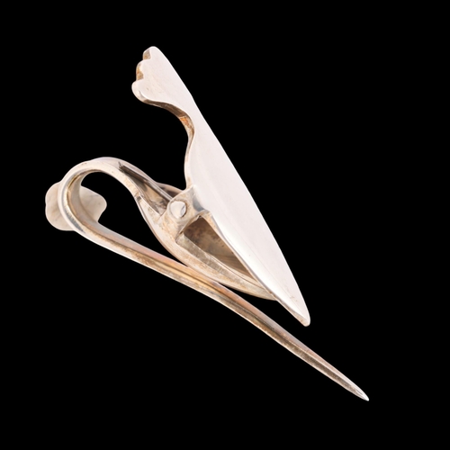 1505 - An Elizabeth II silver napkin clip, Ari D Norman, London 2002, 4cm