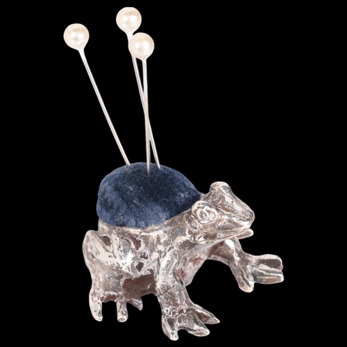 1512 - An Elizabeth II novelty miniature silver 'Frog' pin cushion, indistinct maker, London 1994, 3cm