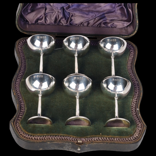 1524 - A cased set of 6 George V silver liqueur 'Champagne Coupes', Page, Keen & Page, London 1917, 6.5cm, ... 