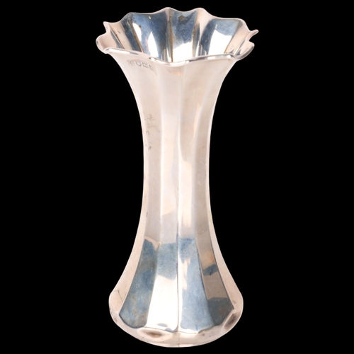 1531 - A George V silver bud vase, Thomas Bradbury & Sons Ltd, London 1913, flared form, 15cm, 4.3oz