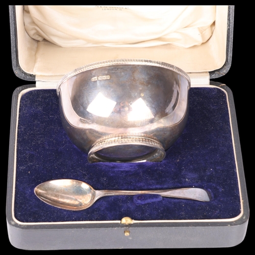 1534 - A cased George V silver feeding bowl and spoon set, Lee & Wigfull, Sheffield 1918, bowl diameter 11.... 