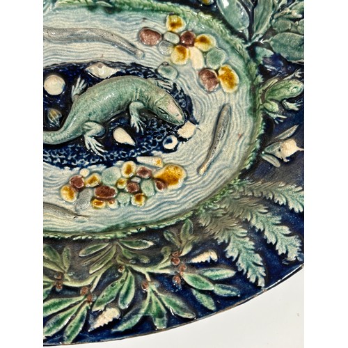 147 - 19th century Palissy style faience pottery bowl, relief lizard fish and frog decoration, in blue and... 