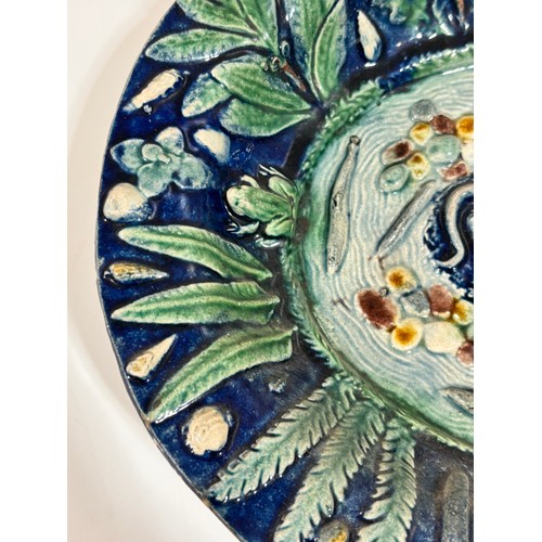 147 - 19th century Palissy style faience pottery bowl, relief lizard fish and frog decoration, in blue and... 