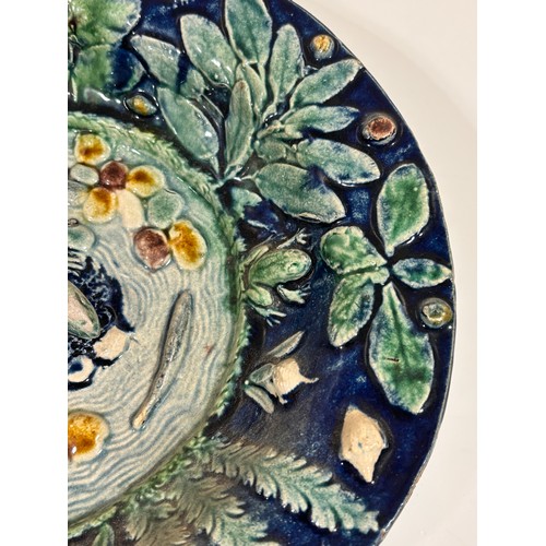 147 - 19th century Palissy style faience pottery bowl, relief lizard fish and frog decoration, in blue and... 