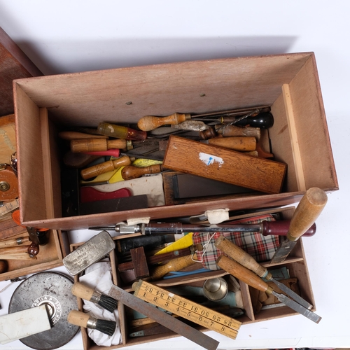 284 - A large modern bespoke handmade carpenter's tool chest, with fitted tray, containing a large quantit... 