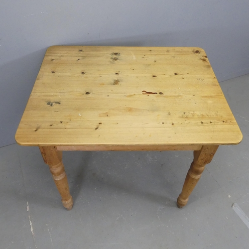 2506 - A modern pine scrub-top kitchen table raised on turned legs. Length 96cm, height 75cm, width 77cm.