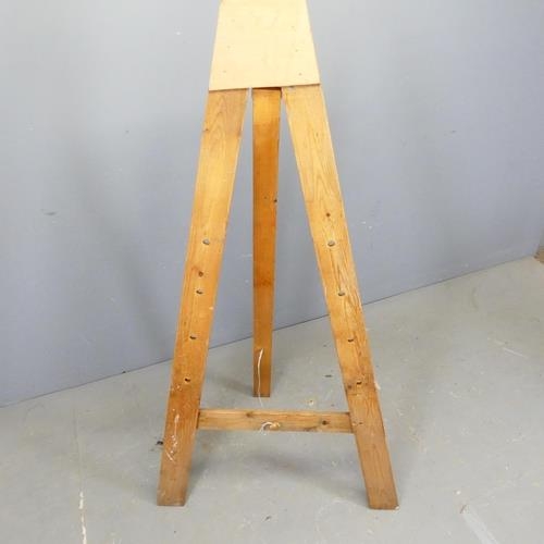 2681 - A pine A-frame artists easel. H155cm.