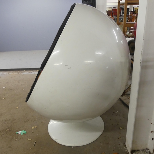 2688 - A mid-century modern Globe / Egg chair, in the manner of Eero Aarnio. Width 110cm, height 130cm, dep... 