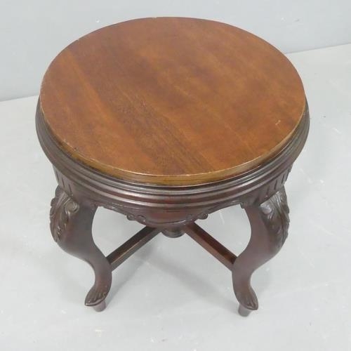 2732 - A Victorian mahogany plant stand. D40cm, H41cm.