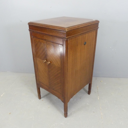 2741 - HMV - An oak cased gramophone. Overall width 46cm, height 92cm, width 50cm.