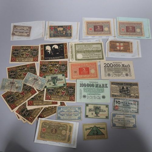 105 - A large collection of WWI / II period German banknotes