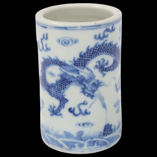 147 - A Chinese blue and white porcelain brush pot, Qing Dynasty with Qianlong mark, height 12cm, diameter... 