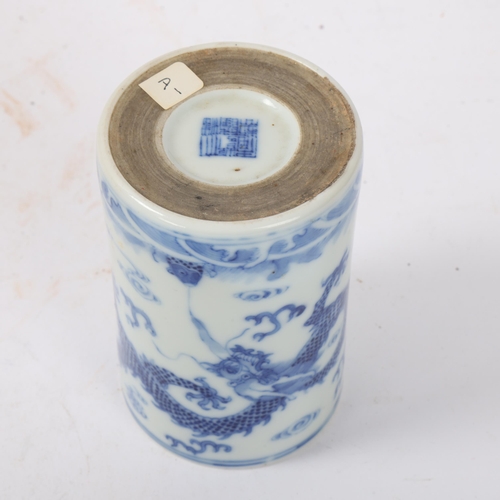 147 - A Chinese blue and white porcelain brush pot, Qing Dynasty with Qianlong mark, height 12cm, diameter... 