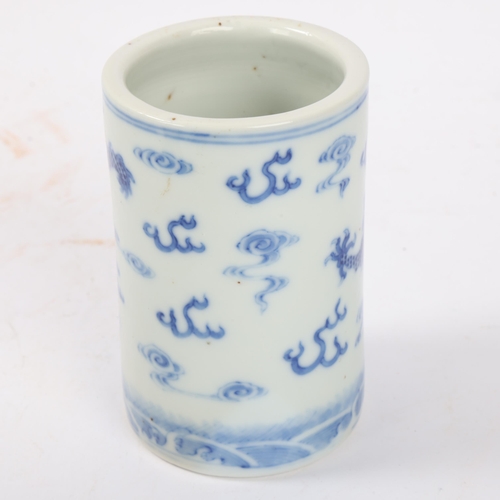 147 - A Chinese blue and white porcelain brush pot, Qing Dynasty with Qianlong mark, height 12cm, diameter... 