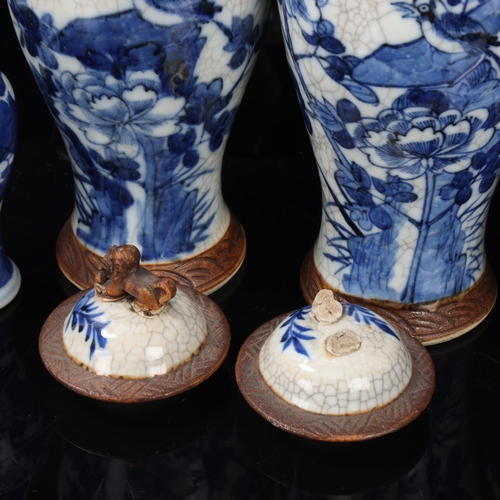 95 - 4 pieces of Chinese blue and white porcelain, including a pair of jars and covers, height 26cm (4)