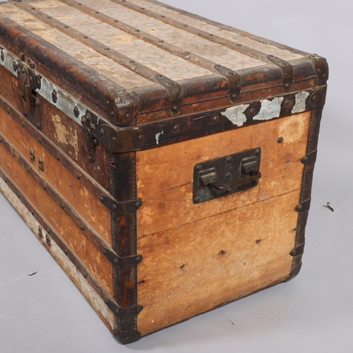 172 - LOUIS VUITTON - a late 19th/early 20th century steamer trunk with wood and brass mounts and strappin... 