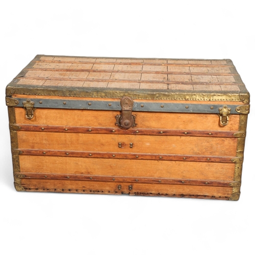 173 - LOUIS VUITTON - a late 19th/early 20th steam trunk with wood and brass mounts, Louis Vuitton marked ... 