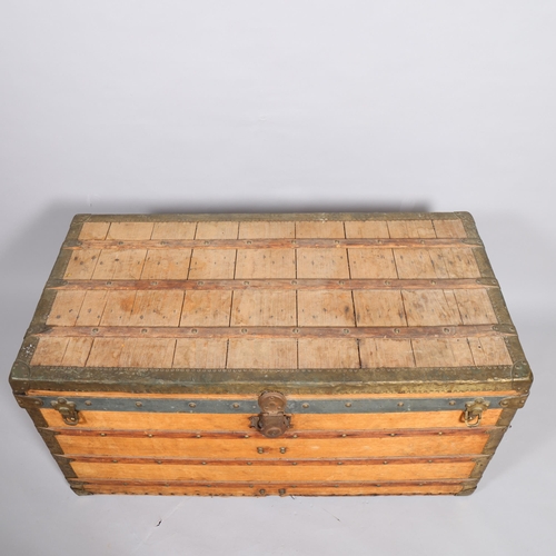 173 - LOUIS VUITTON - a late 19th/early 20th steam trunk with wood and brass mounts, Louis Vuitton marked ... 