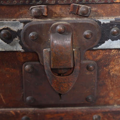 172 - LOUIS VUITTON - a late 19th/early 20th century steamer trunk with wood and brass mounts and strappin... 