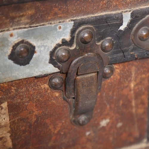 172 - LOUIS VUITTON - a late 19th/early 20th century steamer trunk with wood and brass mounts and strappin... 