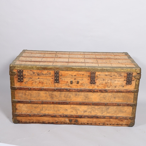 173 - LOUIS VUITTON - a late 19th/early 20th steam trunk with wood and brass mounts, Louis Vuitton marked ... 