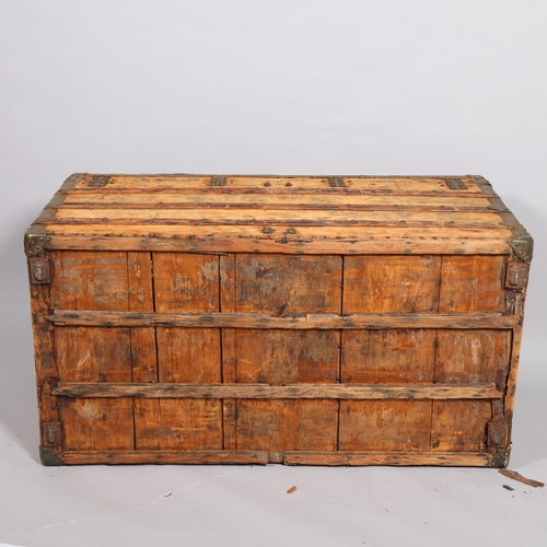 173 - LOUIS VUITTON - a late 19th/early 20th steam trunk with wood and brass mounts, Louis Vuitton marked ... 