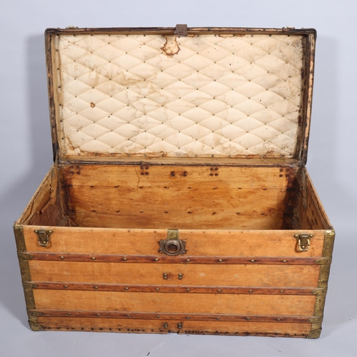 173 - LOUIS VUITTON - a late 19th/early 20th steam trunk with wood and brass mounts, Louis Vuitton marked ... 