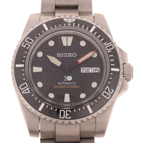 1021 - SEIKO - a Custom stainless steel Diver's 200M automatic calendar bracelet watch, ref. 7S26-06Z4, bla... 