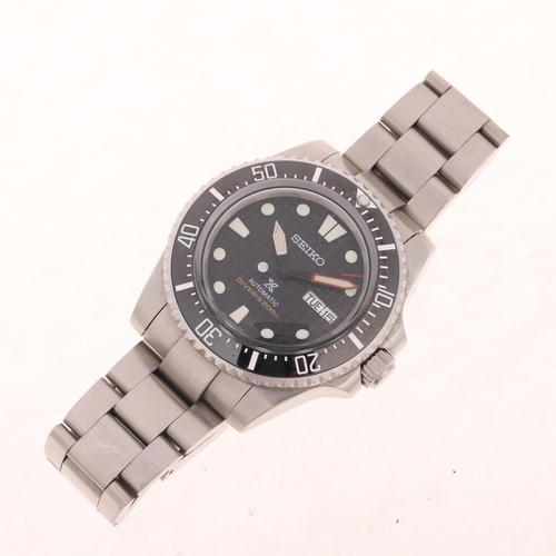 1021 - SEIKO - a Custom stainless steel Diver's 200M automatic calendar bracelet watch, ref. 7S26-06Z4, bla... 