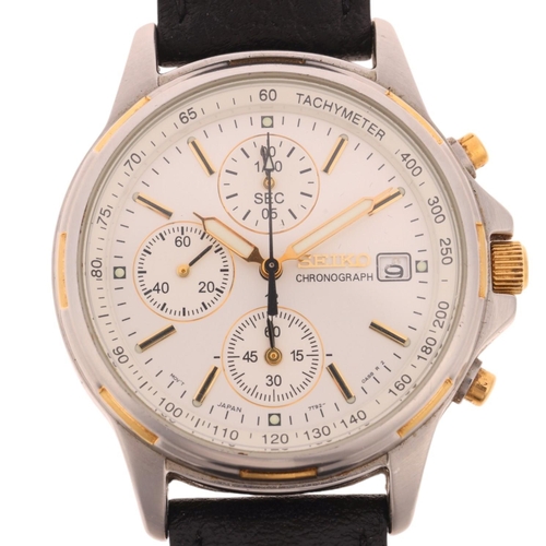 1027 - SEIKO - a stainless steel quartz chronograph wristwatch, ref 7T92-0BA0, white dial with applied gilt... 