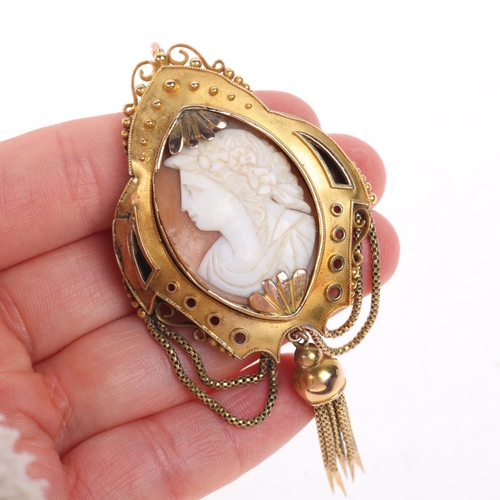 1157 - A Victorian 18ct gold Etruscan Revival shell cameo brooch, circa 1880, set with relief carved marqui... 