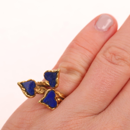 1248 - A Continental 18ct gold lapis lazuli heart dress ring, textured settings, unmarked mount tests as 18... 