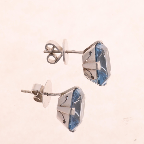 1249 - A pair of 18ct white gold blue synthetic spinel stud earrings, 13mm, 6g