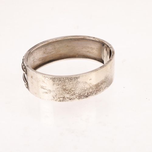 1584 - An Antique Victorian Etruscan Revival silver hinged bangle, unmarked but tests as silver, band width... 