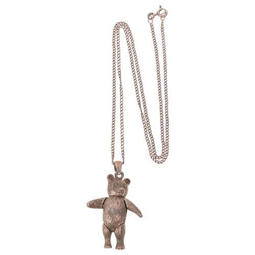 1585 - A sterling silver novelty articulated teddy bear pendant necklace, on silver flat curb link chain, p... 