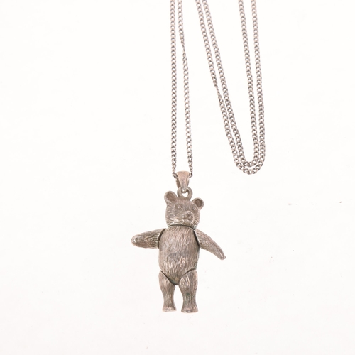 1585 - A sterling silver novelty articulated teddy bear pendant necklace, on silver flat curb link chain, p... 