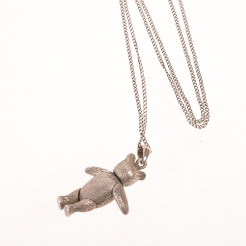 1585 - A sterling silver novelty articulated teddy bear pendant necklace, on silver flat curb link chain, p... 