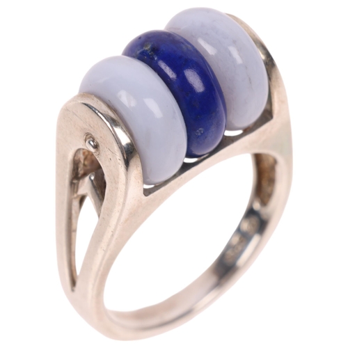 1600 - A sterling silver lace agate and lapis lazuli disc ring, set with rotating beads, setting height 10.... 