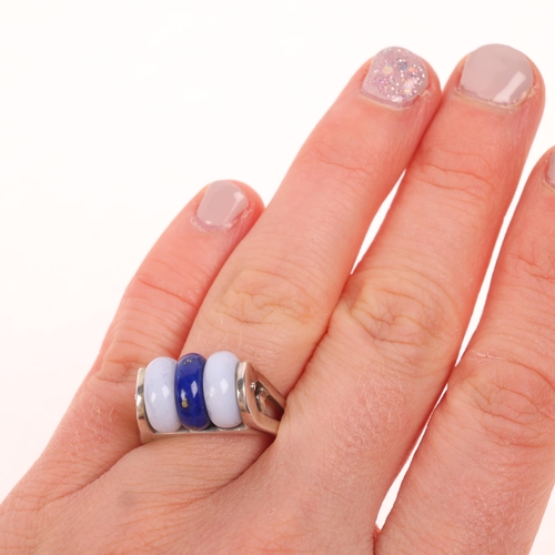 1600 - A sterling silver lace agate and lapis lazuli disc ring, set with rotating beads, setting height 10.... 